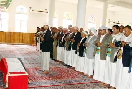 رئيس الجمهورية يؤدي الصلاة مع جموع المصلين على الفقيد أمس